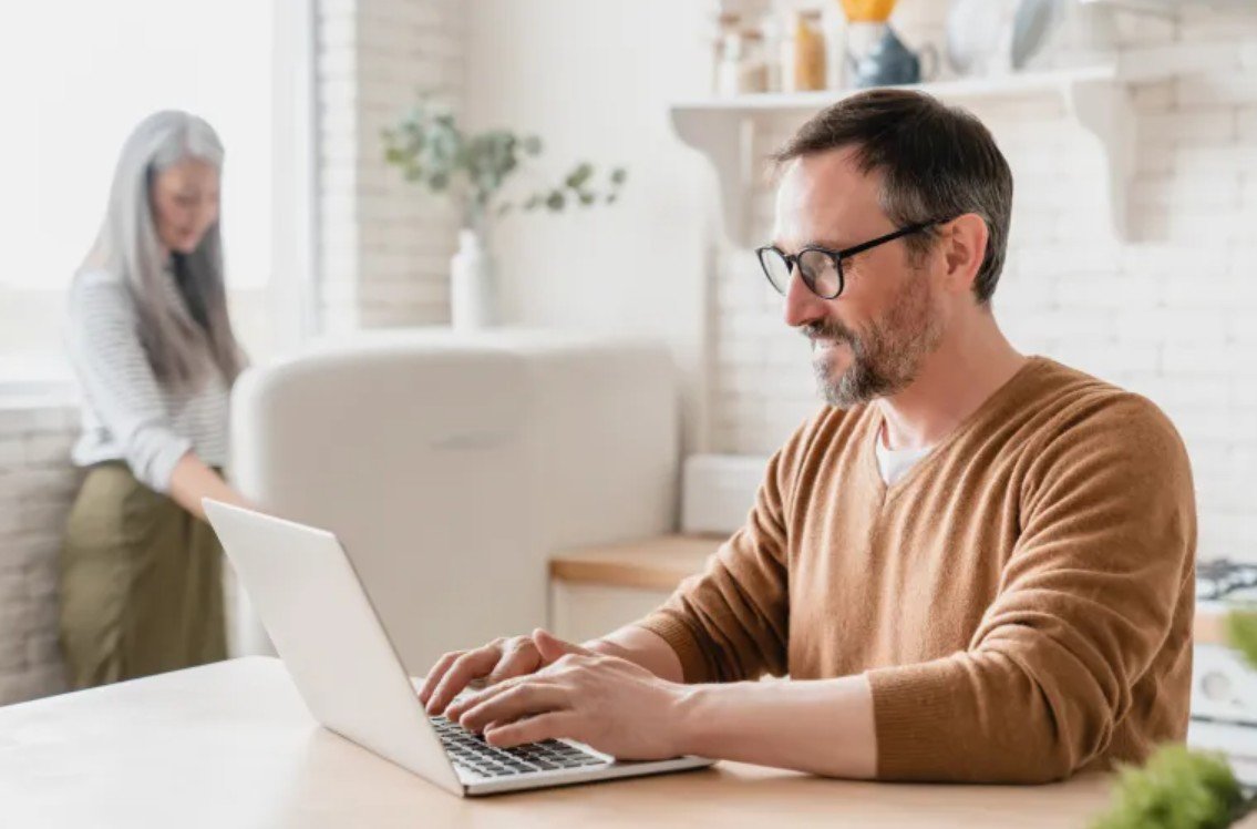 10 طرق لكسب المال عبر الإنترنت من المنزل